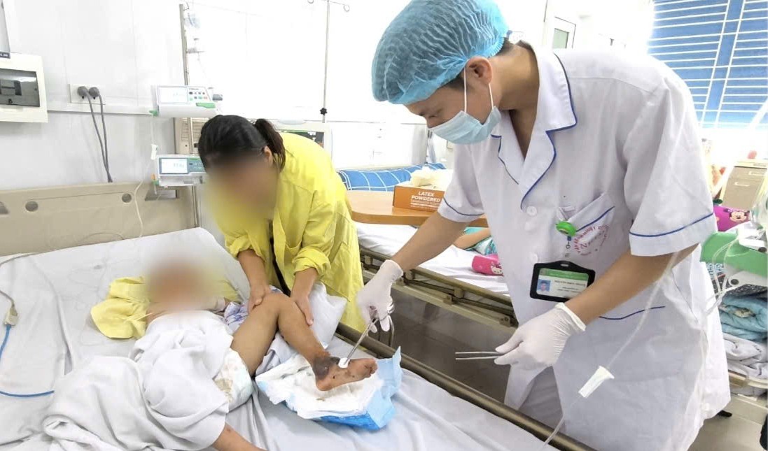 Coi chừng "tiền mất, tật mang" khi tự ý chữa bệnh bằng thuốc nam