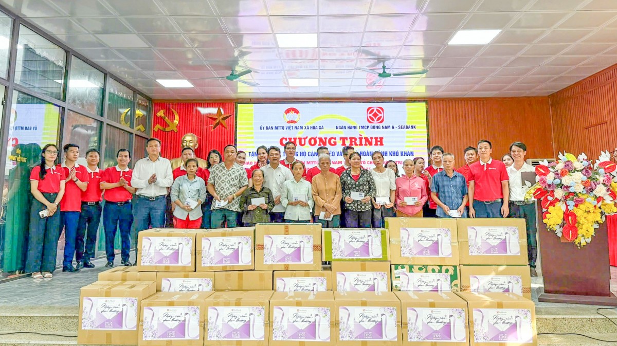 Mặt trận Tổ quốc xã Hoà Xá tặng quà cho các hộ cận nghèo, hộ có hoàn cảnh khó khăn