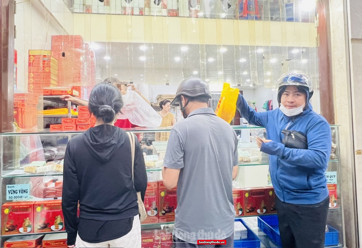 Quầy bánh Trung thu ở Hà Nội “sốt ruột”... ngóng khách