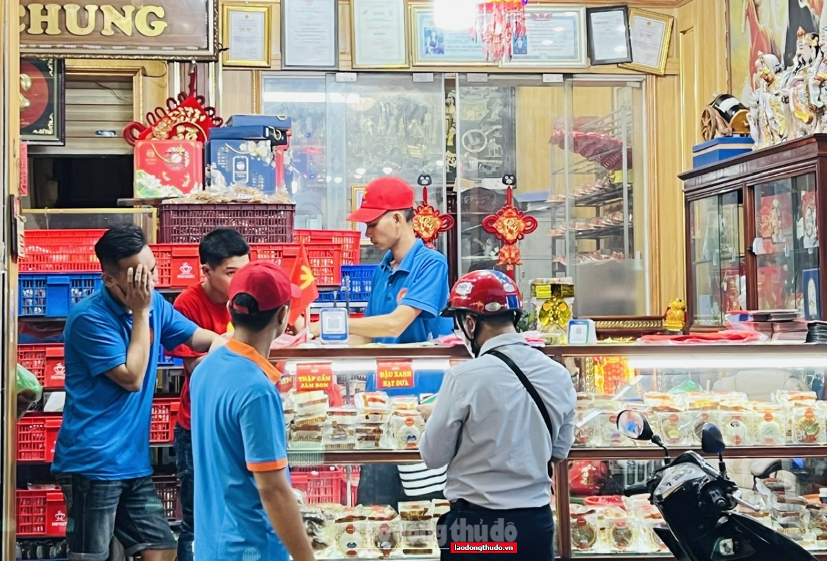 Quầy bánh Trung thu ở Hà Nội “sốt ruột”... ngóng khách