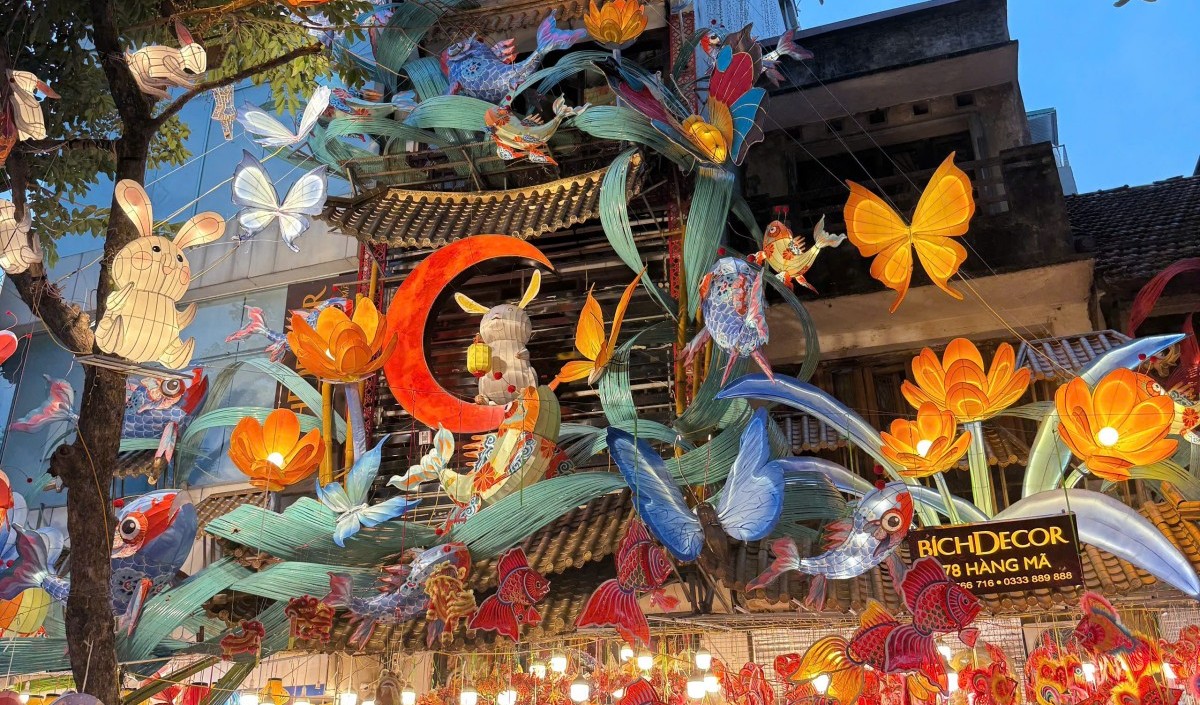 Phố Hàng Mã “thay áo mới” đón Tết Trung thu