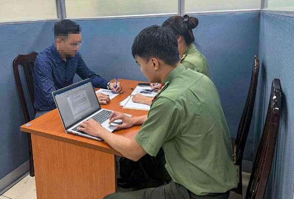 Xử phạt người mặc trang phục công an để 