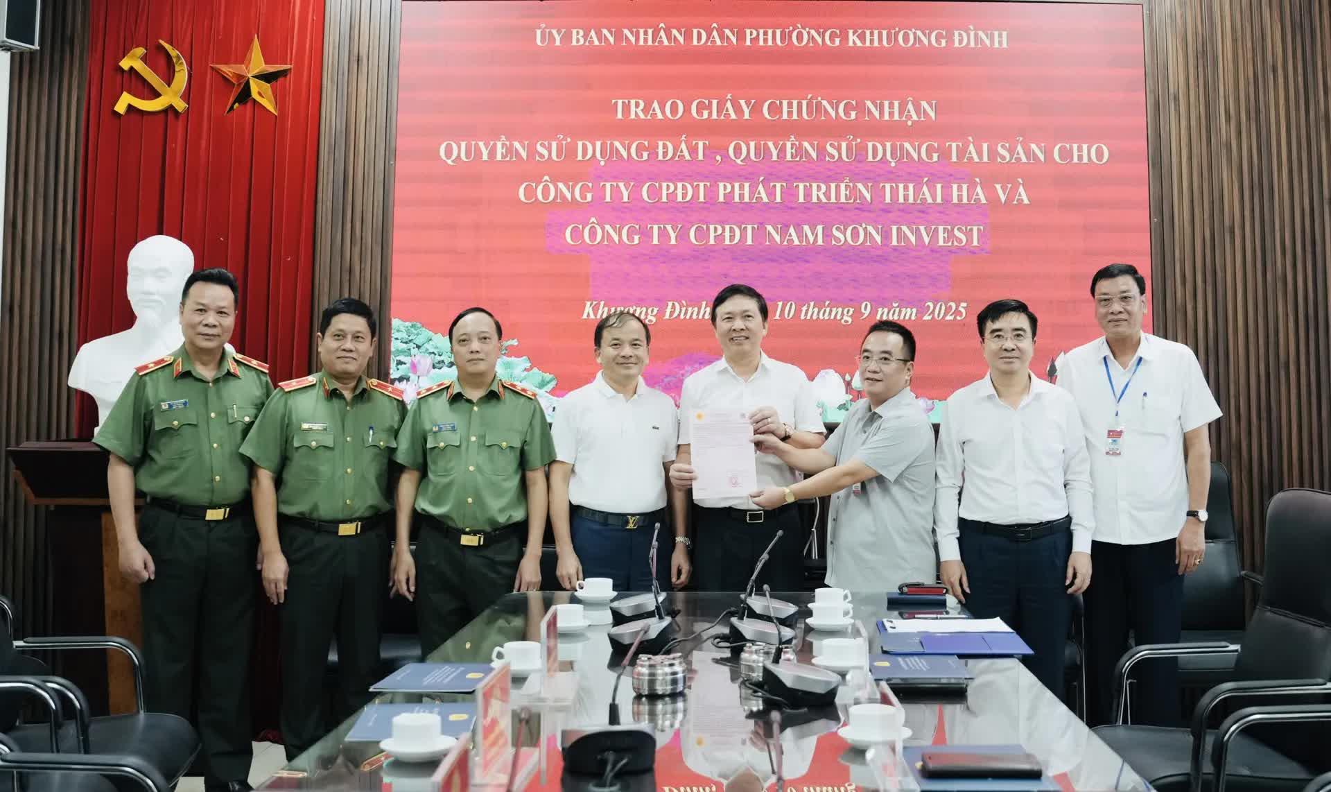 Phường Khương Đình trao “sổ đỏ” đầu tiên cho hai công ty sau khi tổ chức mô hình chính quyền hai cấp