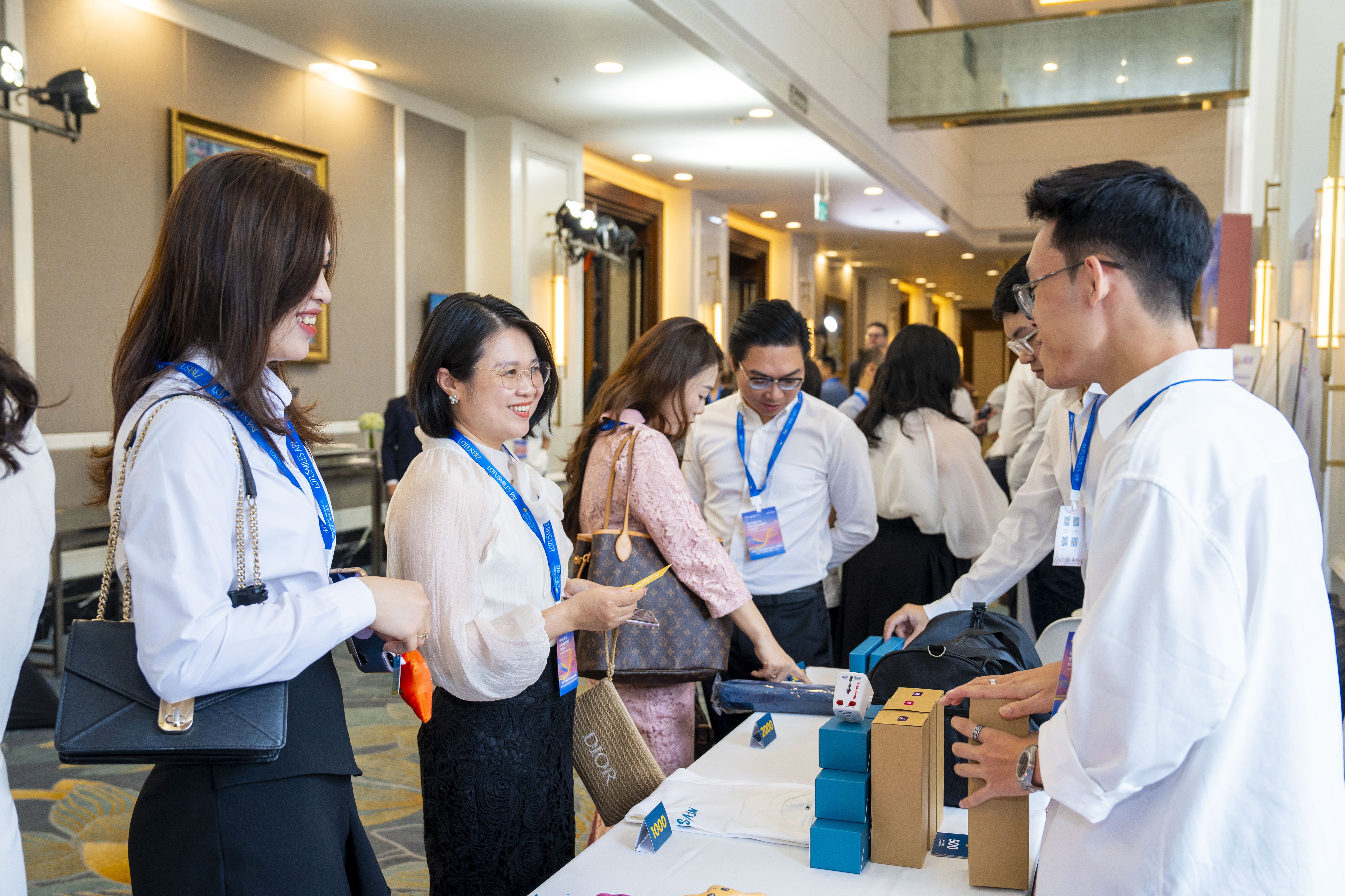 Vietnam Airlines - Tiên phong kết nối trải nghiệm khách hàng, cùng kiến tạo tương lai bền vững Vietnam Airlines - Tiên phong kết nối trải nghiệm khách hàng, cùng kiến tạo tương lai bền vững