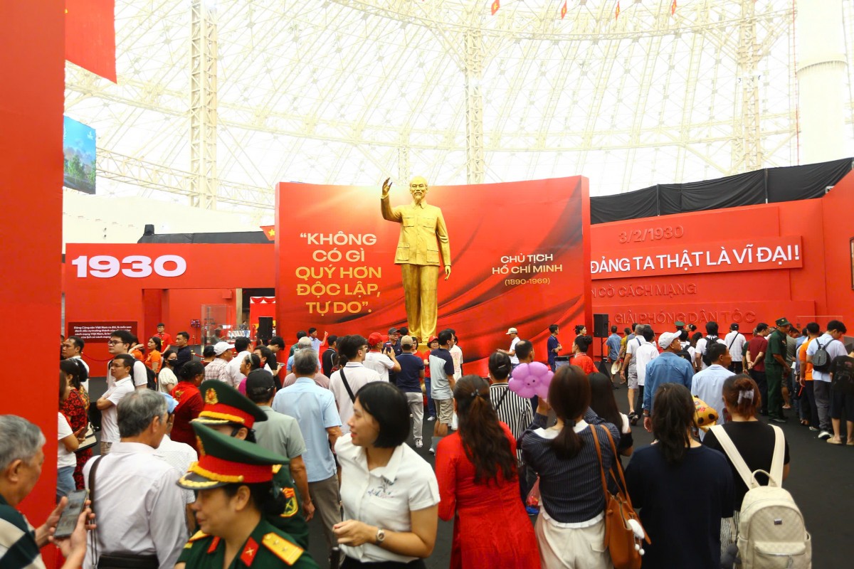 Người dân khắp nơi vẫn nườm nượp đổ về Trung tâm Triển lãm Quốc gia để tham quan