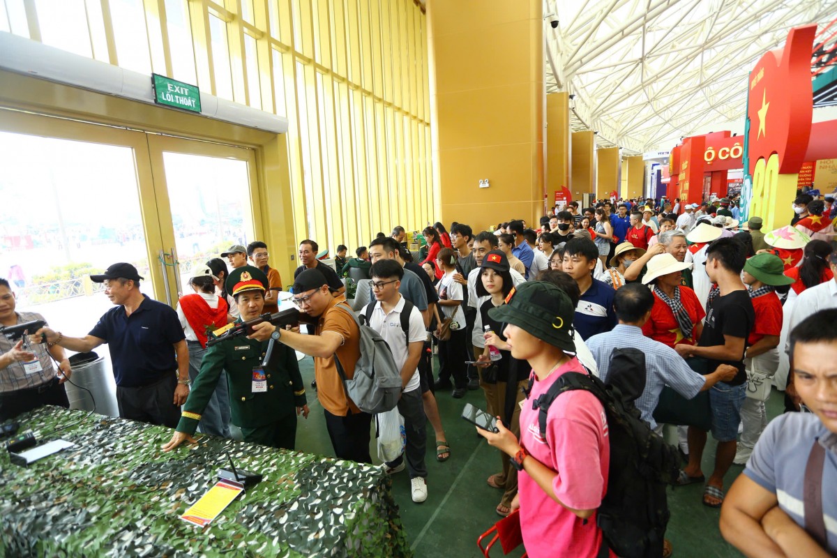 Người dân khắp nơi vẫn nườm nượp đổ về Trung tâm Triển lãm Quốc gia để tham quan