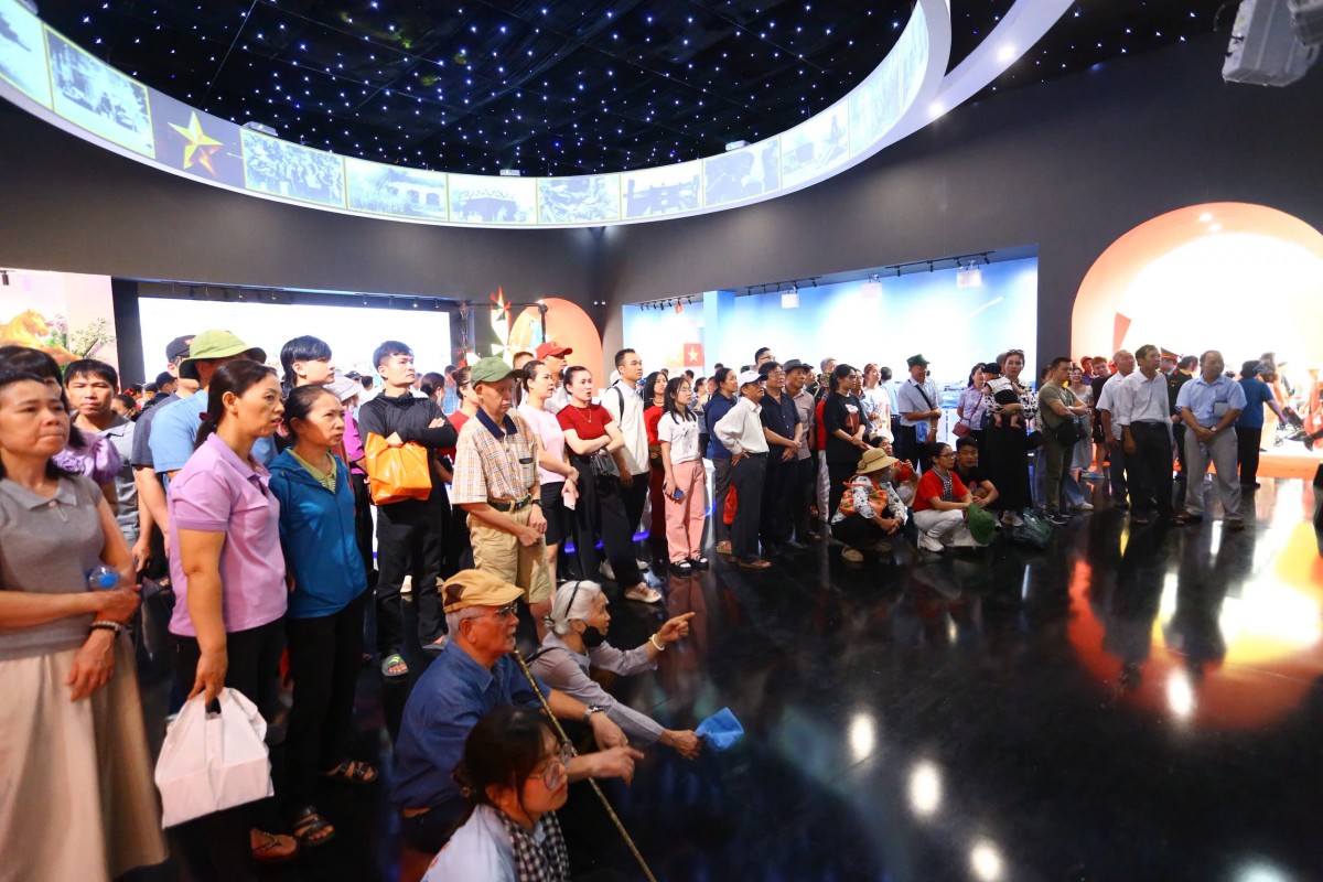 Người dân khắp nơi vẫn nườm nượp đổ về Trung tâm Triển lãm Quốc gia để tham quan