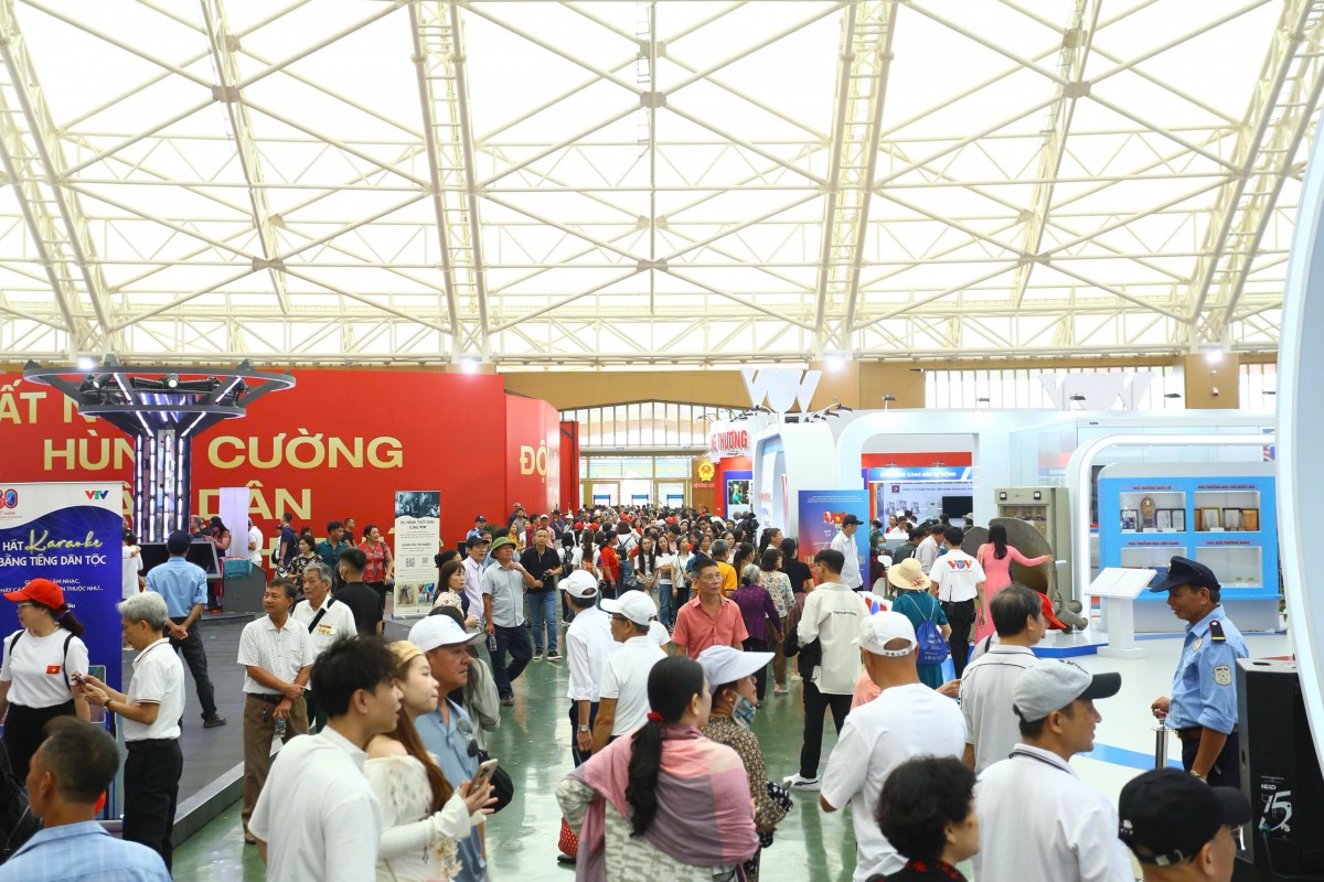 Người dân khắp nơi vẫn nườm nượp đổ về Trung tâm Triển lãm Quốc gia để tham quan