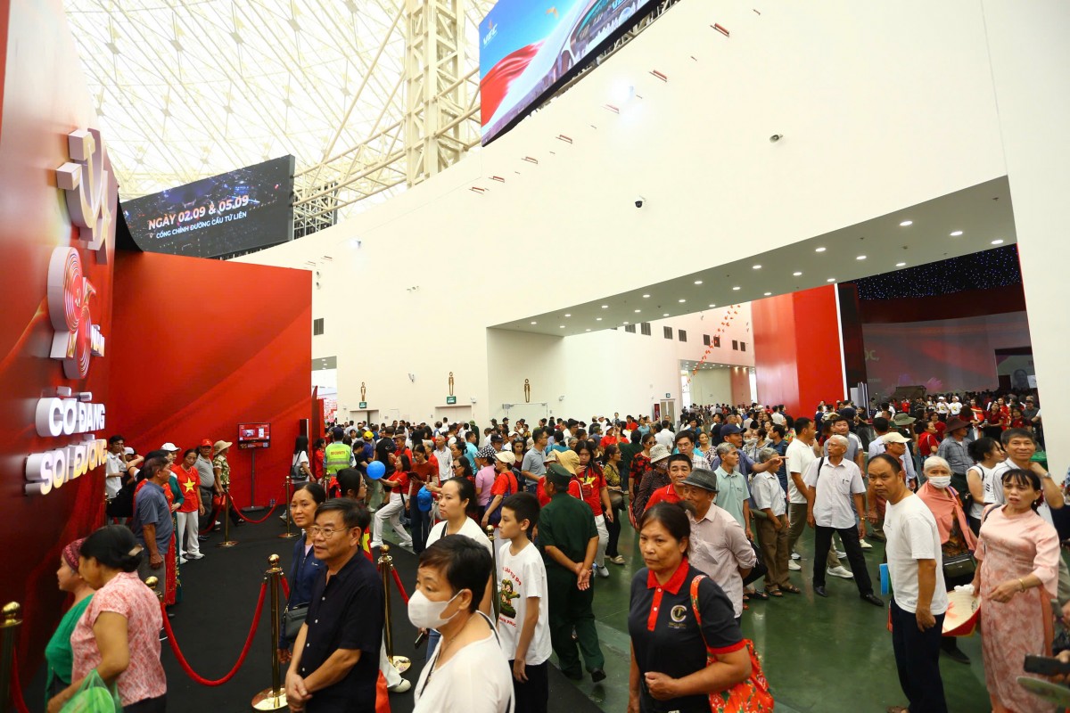 Người dân khắp nơi vẫn nườm nượp đổ về Trung tâm Triển lãm Quốc gia để tham quan