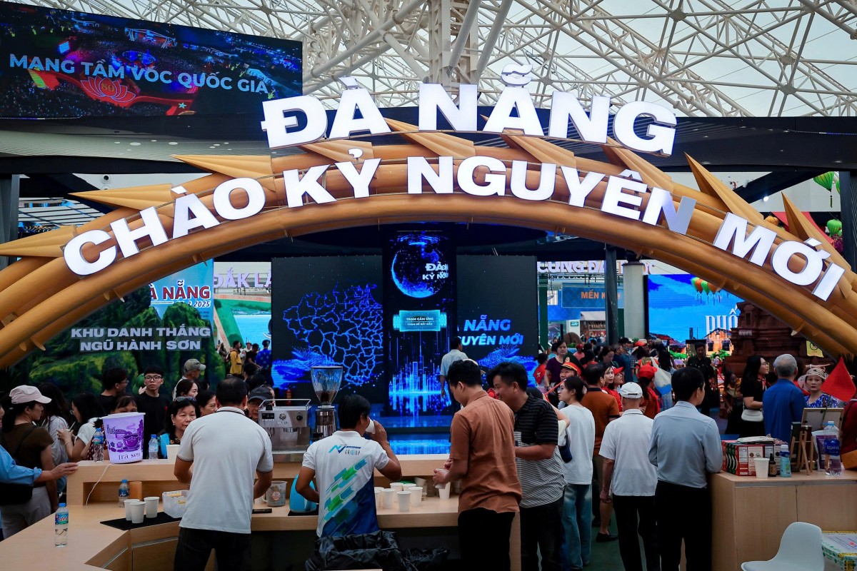 Người dân khắp nơi vẫn nườm nượp đổ về Trung tâm Triển lãm Quốc gia để tham quan