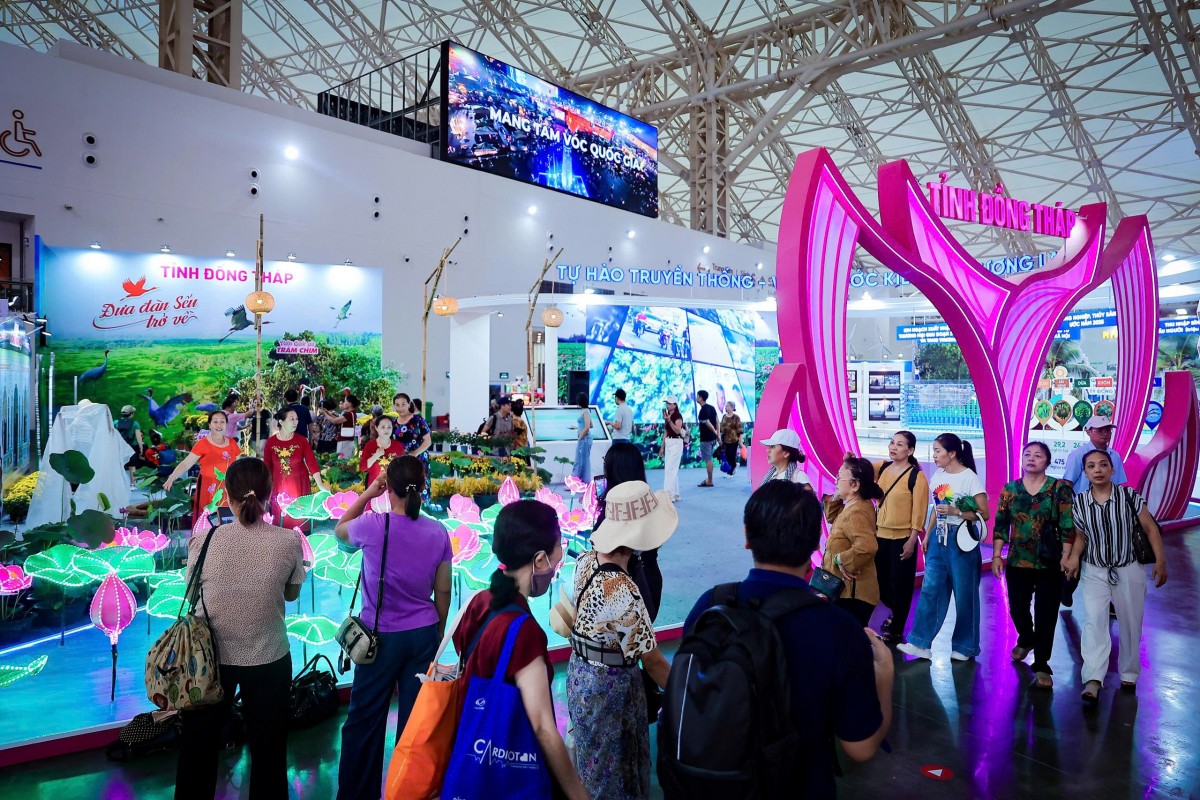 Người dân khắp nơi vẫn nườm nượp đổ về Trung tâm Triển lãm Quốc gia để tham quan