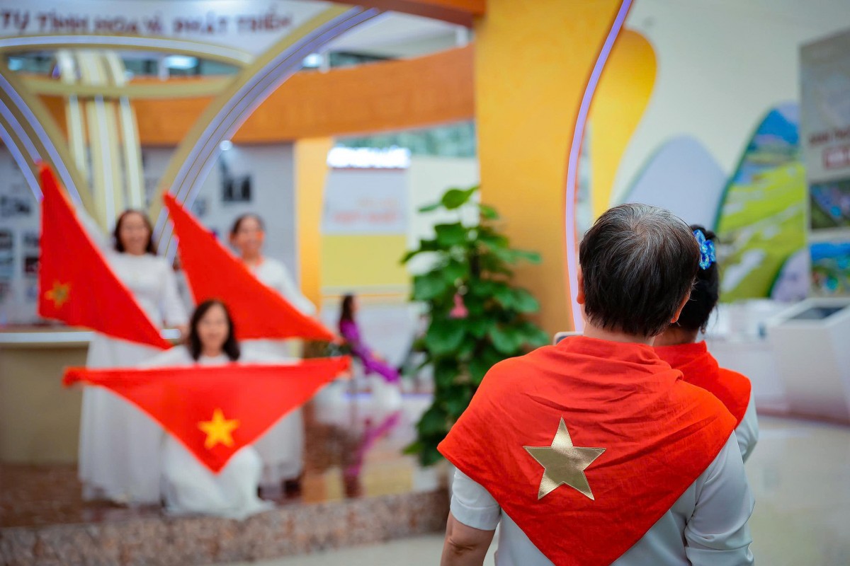 Người dân khắp nơi vẫn nườm nượp đổ về Trung tâm Triển lãm Quốc gia để tham quan