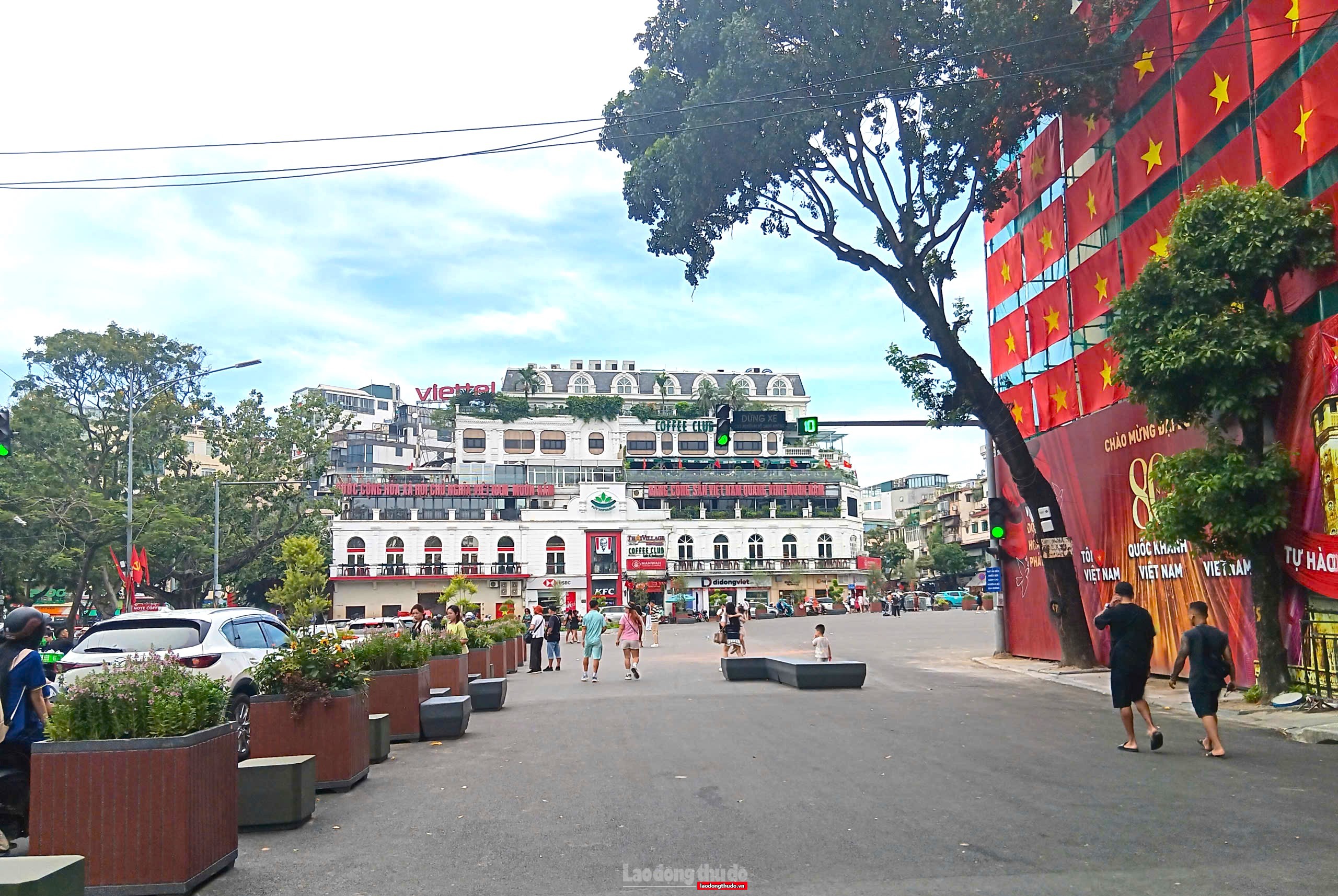 Mục sở thị Quảng trường Đông Kinh Nghĩa Thục nghe cảm nhận thật từ người dân, du khách