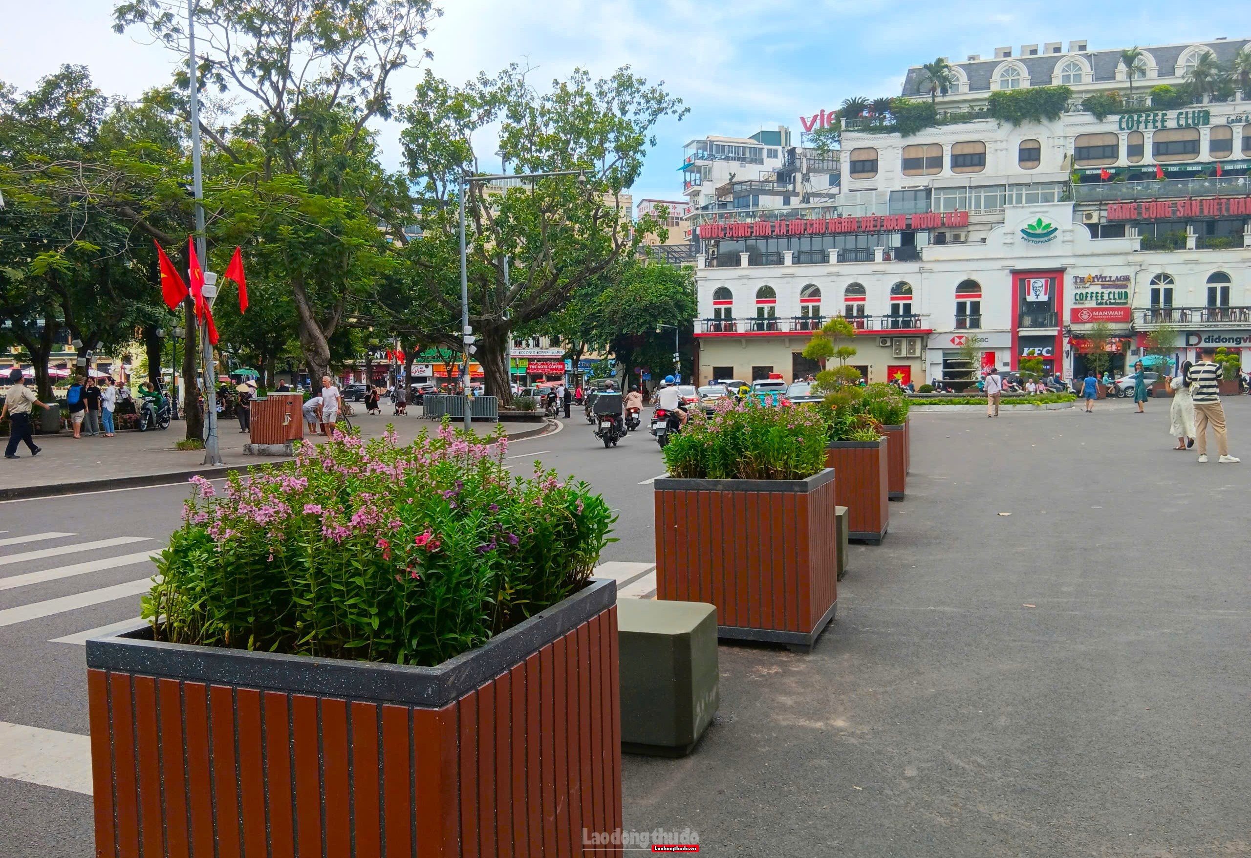 Mục sở thị Quảng trường Đông Kinh Nghĩa Thục nghe cảm nhận thật từ người dân, du khách