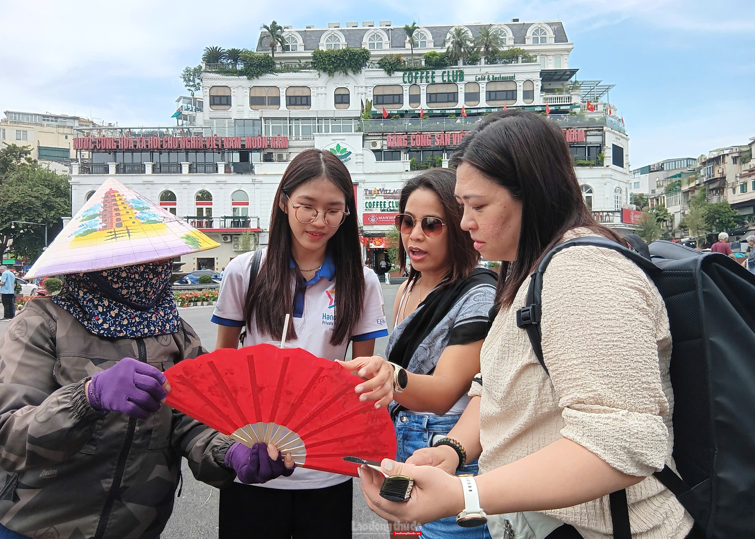 Mục sở thị Quảng trường Đông Kinh Nghĩa Thục nghe cảm nhận thật từ người dân, du khách