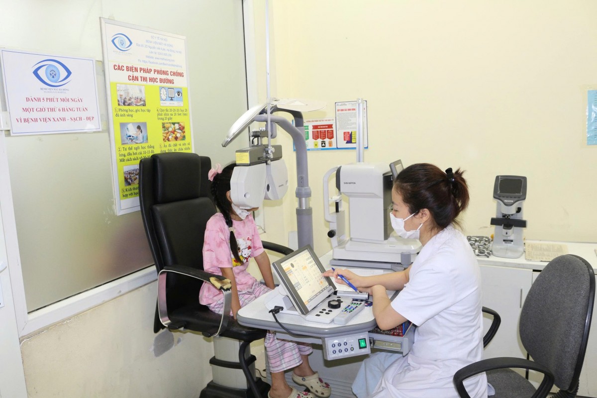 Nguy cơ cận thị gia tăng ở trẻ vì thiết bị điện tử: Cha mẹ cần làm gì?