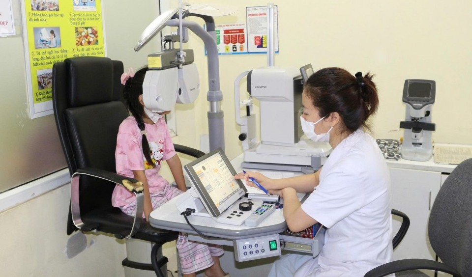 Nguy cơ cận thị gia tăng ở trẻ vì thiết bị điện tử: Cha mẹ cần làm gì?