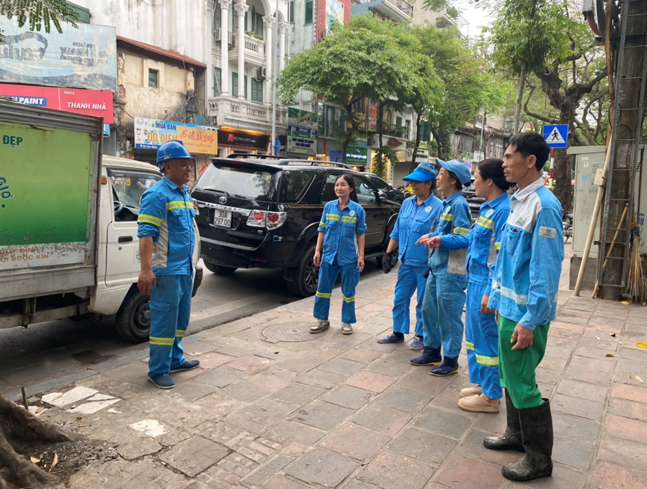 Người tổ trưởng “đội phản ứng nhanh”, giữ sạch phố phường