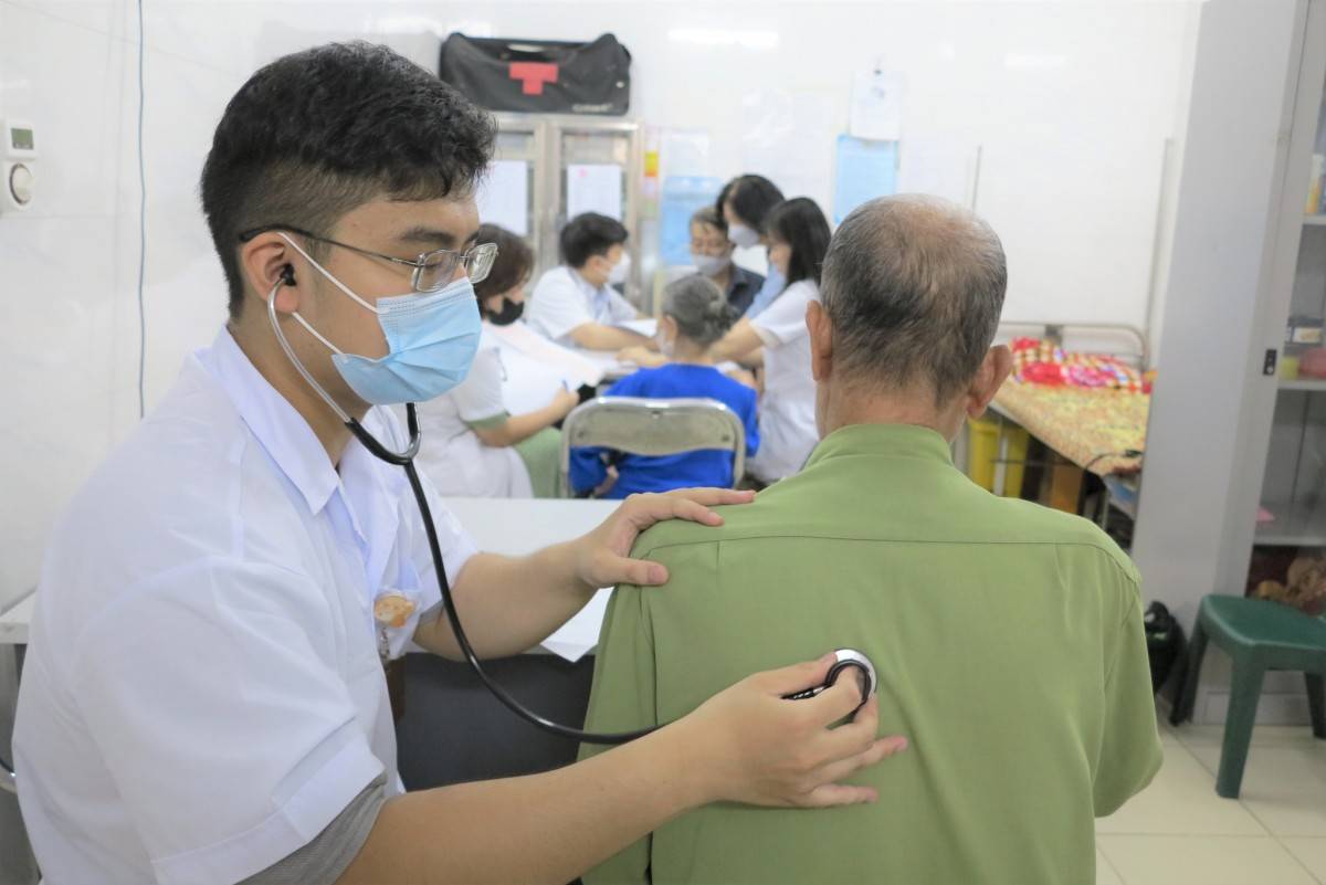 Nghị quyết của Bộ Chính trị về tăng cường bảo vệ, chăm sóc và nâng cao sức khỏe nhân dân