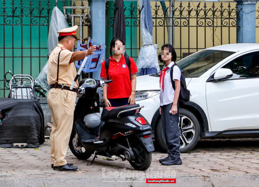 Cao điểm an toàn giao thông, phụ huynh vẫn bất chấp vi phạm để chiều con Cao điểm an toàn giao thông, phụ huynh vẫn bất chấp vi phạm để chiều con