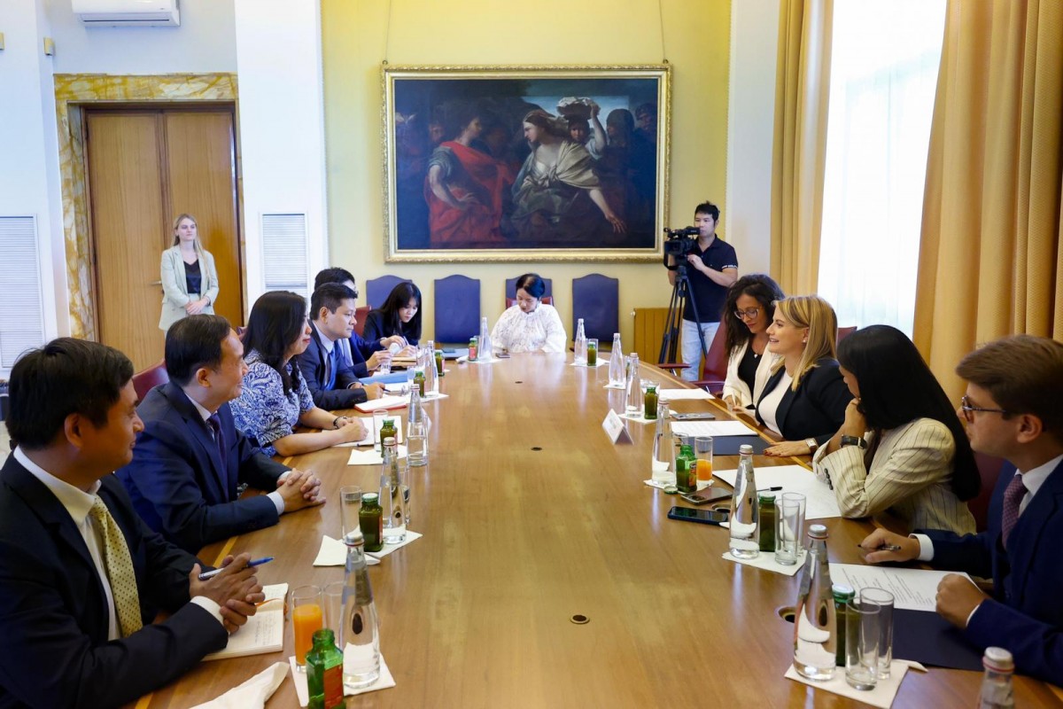 Quang cảnh buổi làm việc. Quang cảnh buổi làm việc.