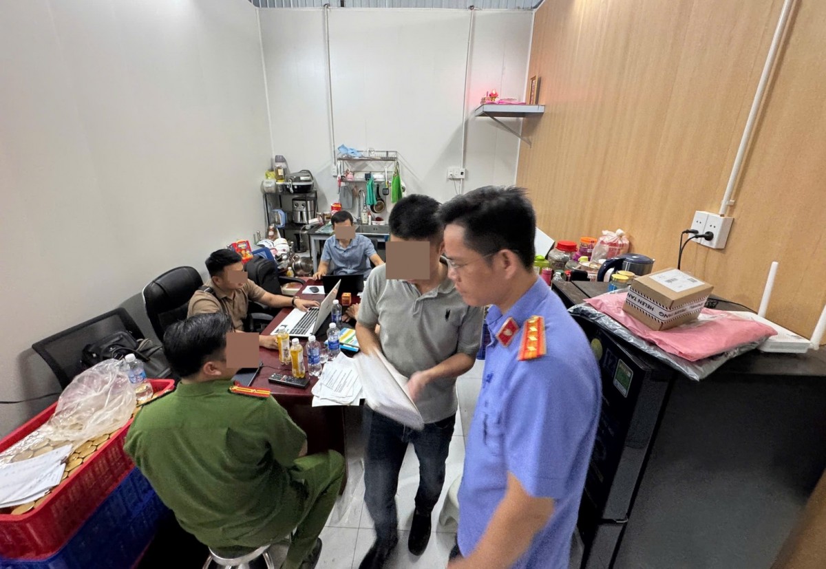 Khởi tố đường dây sản xuất, phân phối hàng chục nghìn hũ yến chưng giả