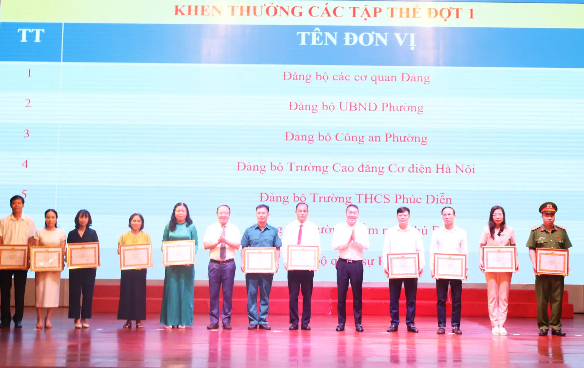 Phú Diễn: Khen thưởng hơn 90 tập thể, cá nhân xuất sắc
