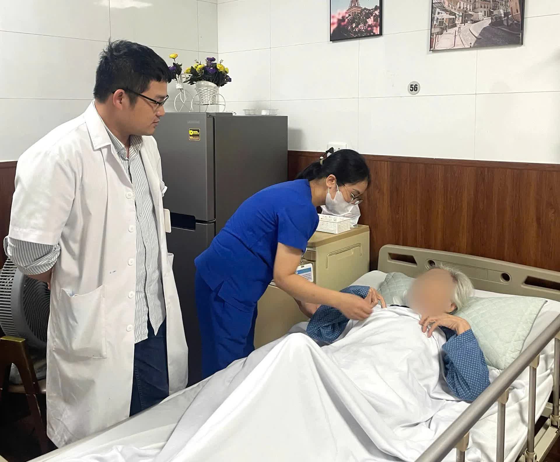 Chủ quan vì vết xước nhỏ, cụ bà 80 tuổi suýt mất chân vì vi khuẩn MRSA