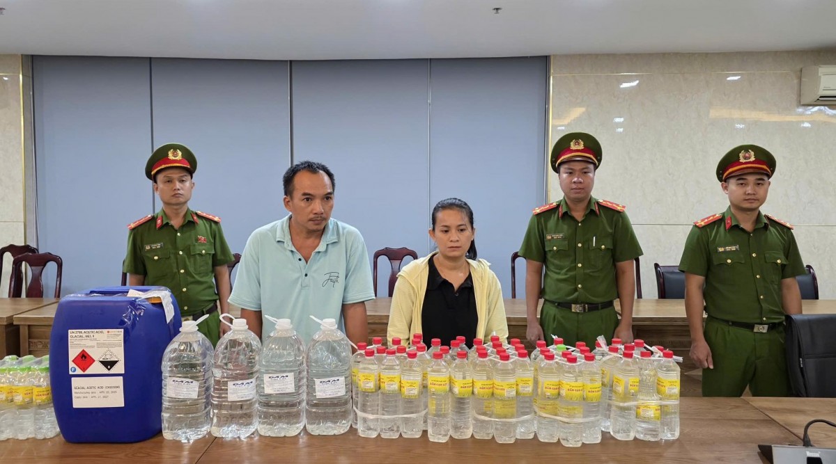 Rùng mình: Cặp vợ chồng sản xuất 30.000 lít giấm giả từ axit, gây hại sức khỏe người dân