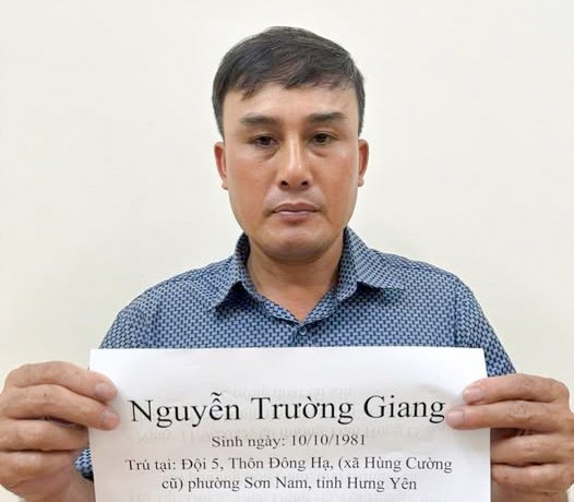 Bắt giữ tài xế taxi ép nữ hành khách trả 2,5 triệu đồng cho quãng đường 70km Bắt giữ tài xế taxi ép nữ hành khách trả 2,5 triệu đồng cho quãng đường 70km