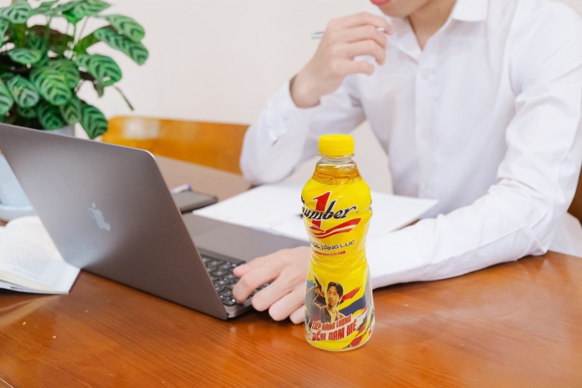 Cách người trẻ tiếp năng lượng để tỉnh táo tức thì dù làm ngày làm đêm