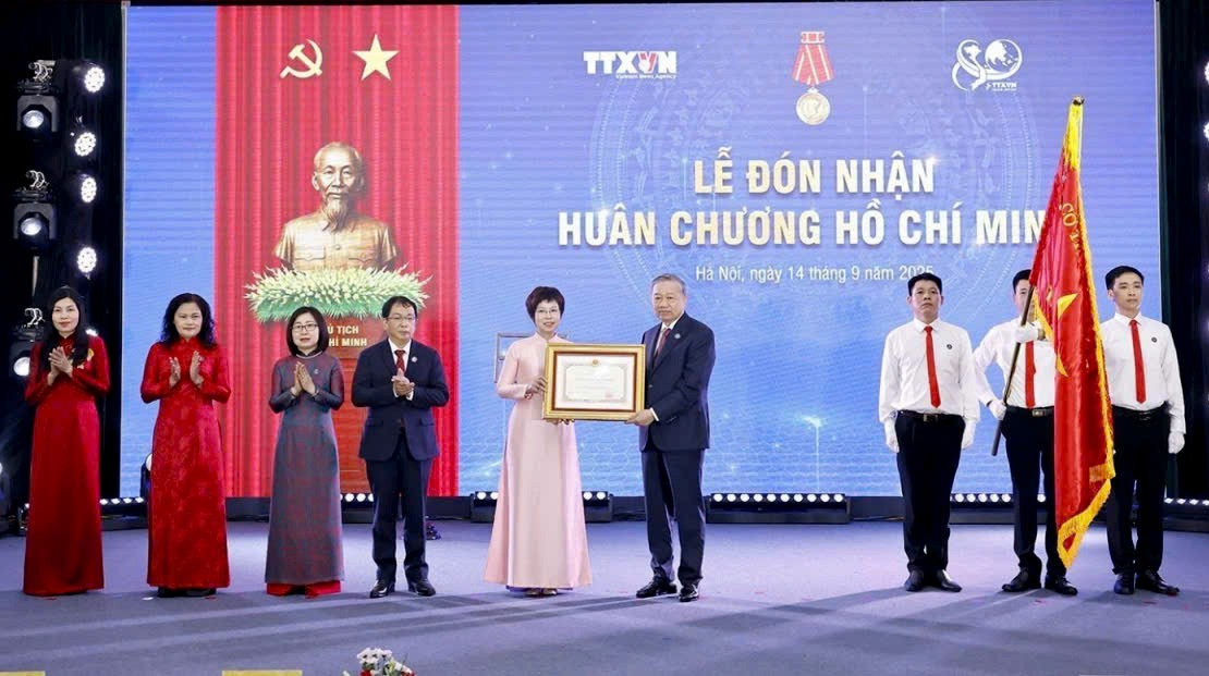 Thông tấn xã Việt Nam đón nhận Huân chương Hồ Chí Minh lần thứ 3 Thông tấn xã Việt Nam đón nhận Huân chương Hồ Chí Minh lần thứ 3