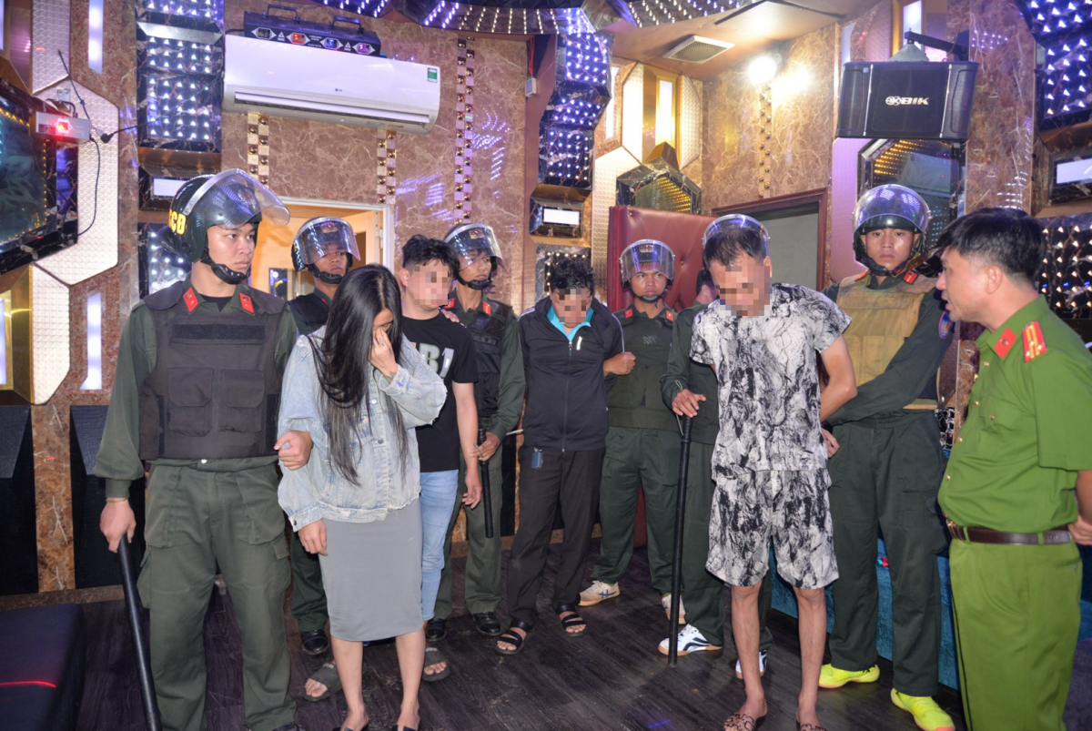 Hơn 300 cảnh sát đột kích, vây ráp các tụ điểm ma túy tại phố núi Hơn 300 cảnh sát đột kích, vây ráp các tụ điểm ma túy tại phố núi