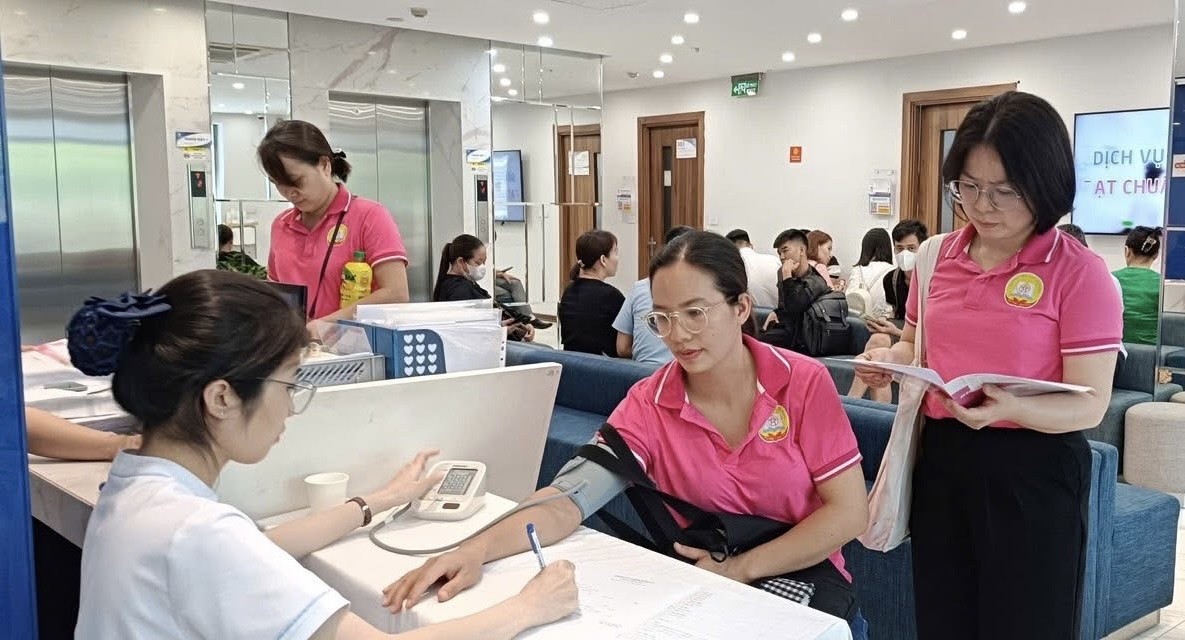 Tổ chức khám sức khỏe định kỳ cho cán bộ, giáo viên, nhân viên Tổ chức khám sức khỏe định kỳ cho cán bộ, giáo viên, nhân viên