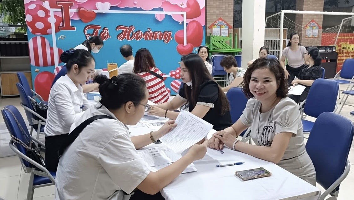 Tổ chức khám sức khỏe định kỳ cho cán bộ, giáo viên, nhân viên Tổ chức khám sức khỏe định kỳ cho cán bộ, giáo viên, nhân viên