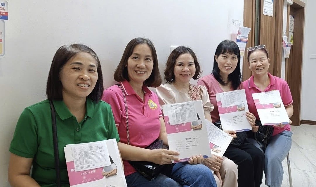 Tổ chức khám sức khỏe định kỳ cho cán bộ, giáo viên, nhân viên Tổ chức khám sức khỏe định kỳ cho cán bộ, giáo viên, nhân viên