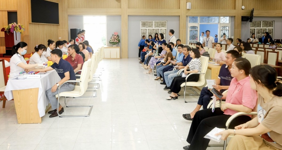 Tổ chức khám sức khỏe định kỳ cho cán bộ, giáo viên, nhân viên Tổ chức khám sức khỏe định kỳ cho cán bộ, giáo viên, nhân viên