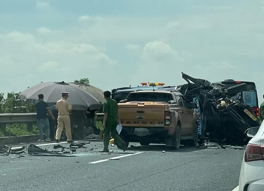 Va chạm liên hoàn trên cao tốc: Cần xem xét lại quy định về cây xanh và xe bồn Va chạm liên hoàn trên cao tốc: Cần xem xét lại quy định về cây xanh và xe bồn