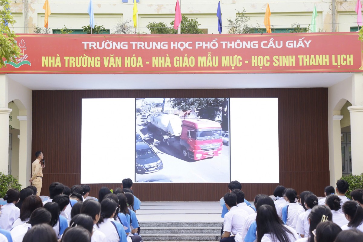 Hơn 5.500 học sinh Hà Nội được CSGT hướng dẫn kỹ năng tham gia giao thông an toàn