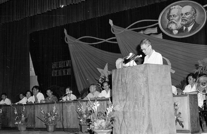 Bí thư Thành ủy Hà Nội Lê Văn Lương đọc báo cáo chính trị tại Đại hội đại biểu Đảng bộ thành phố Hà Nội lần thứ VII (25/5/1977). Ảnh: TTXVN
