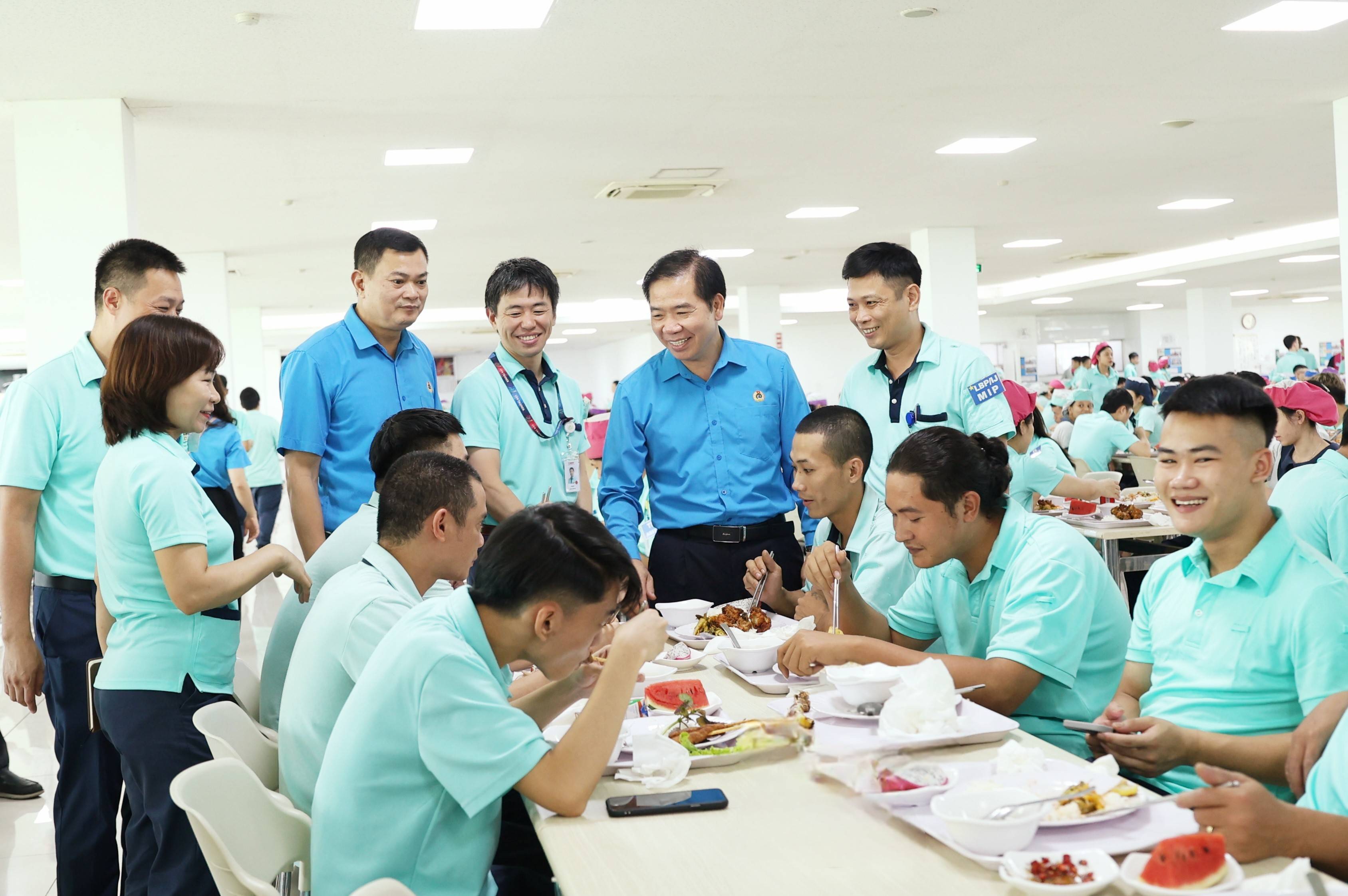 Lãnh đạo LĐLĐ thành phố Hà Nội dự “Bữa cơm Công đoàn” cùng hơn 23.500 công nhân