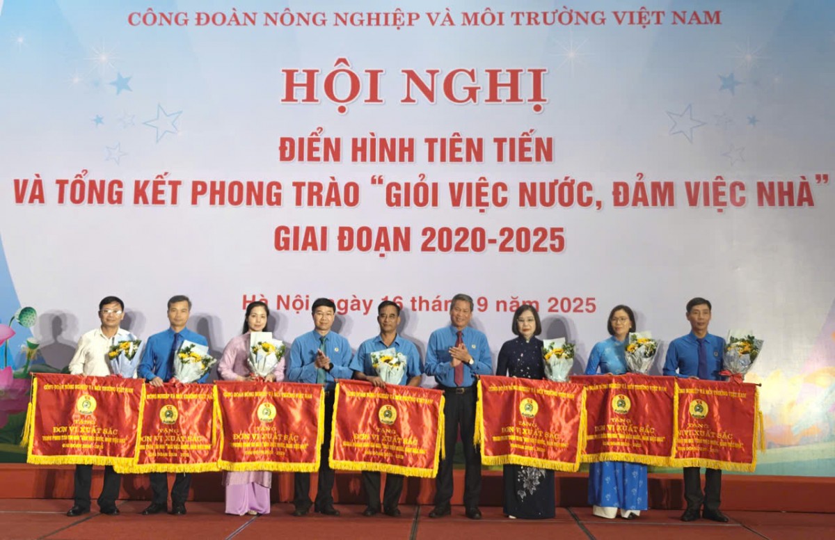Công đoàn Nông nghiệp và Môi trường tổng kết phong trào ‘Giỏi việc nước, đảm việc nhà
