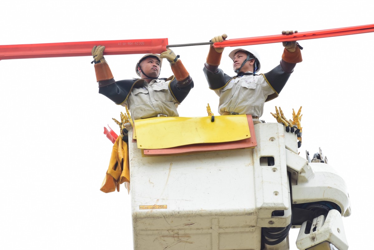 Lặng thầm những “người lính đặc nhiệm lưới điện” Thủ đô