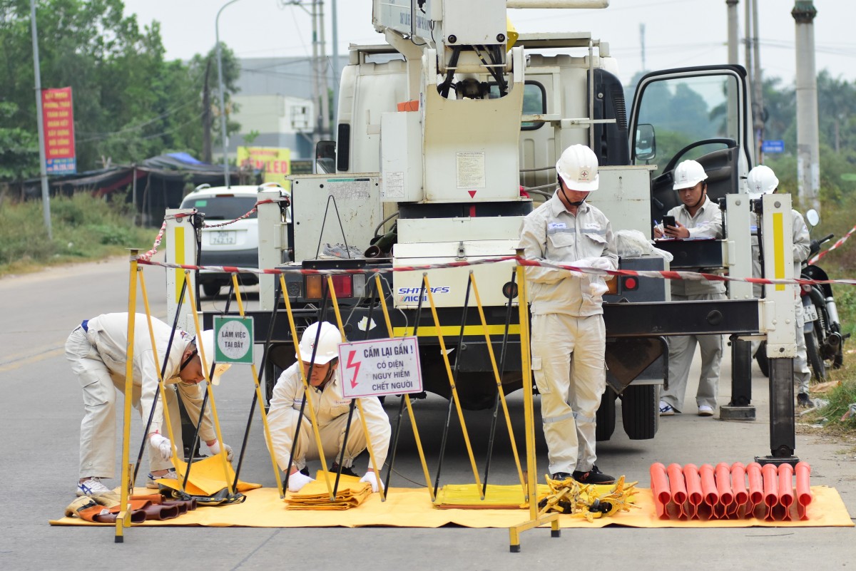 Lặng thầm những “người lính đặc nhiệm lưới điện” Thủ đô
