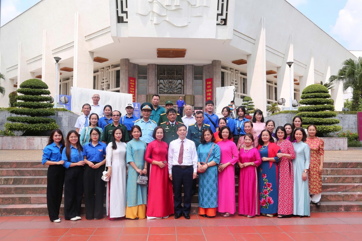 Ủy ban MTTQ Việt Nam phường Dương Nội báo công dâng Bác