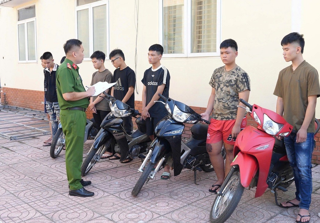 Khởi tố nhóm đối tượng ở Nghệ An và Hà Tĩnh mang dao kiếm hỗn chiến trên đường phố Khởi tố nhóm đối tượng ở Nghệ An và Hà Tĩnh mang dao kiếm hỗn chiến trên đường phố