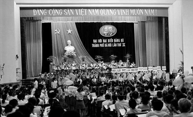 Thiếu nhi Thủ đô đến chào mừng tại Đại hội đại biểu Đảng bộ thành phố Hà Nội lần thứ IX. Ảnh TTXVN Thiếu nhi Thủ đô đến chào mừng tại Đại hội đại biểu Đảng bộ thành phố Hà Nội lần thứ IX. Ảnh TTXVN