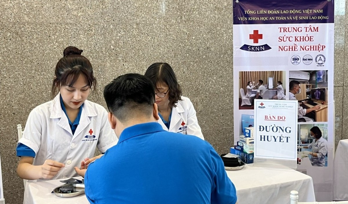 Nghỉ việc hưởng chế độ ốm đau có phải đóng BHYT?