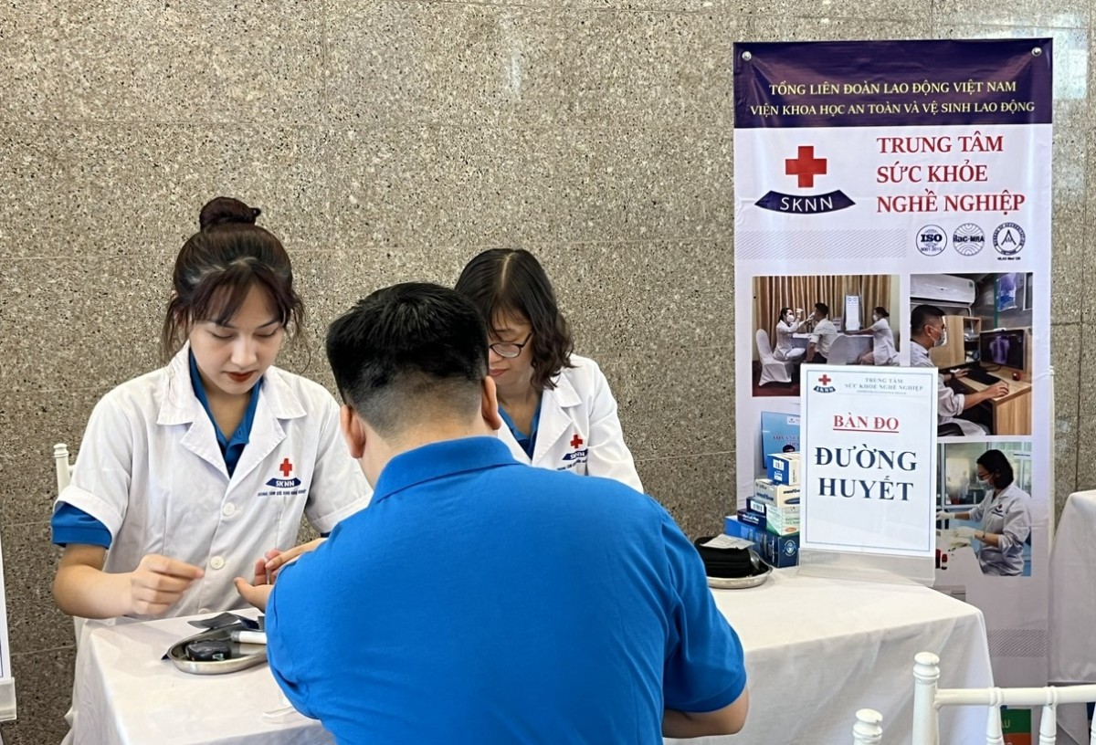 Nghỉ việc hưởng chế độ ốm đau có phải đóng BHYT?