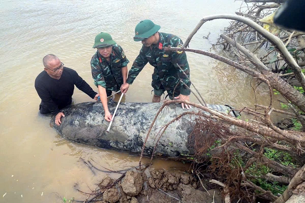 Trục vớt thành công hai quả bom 